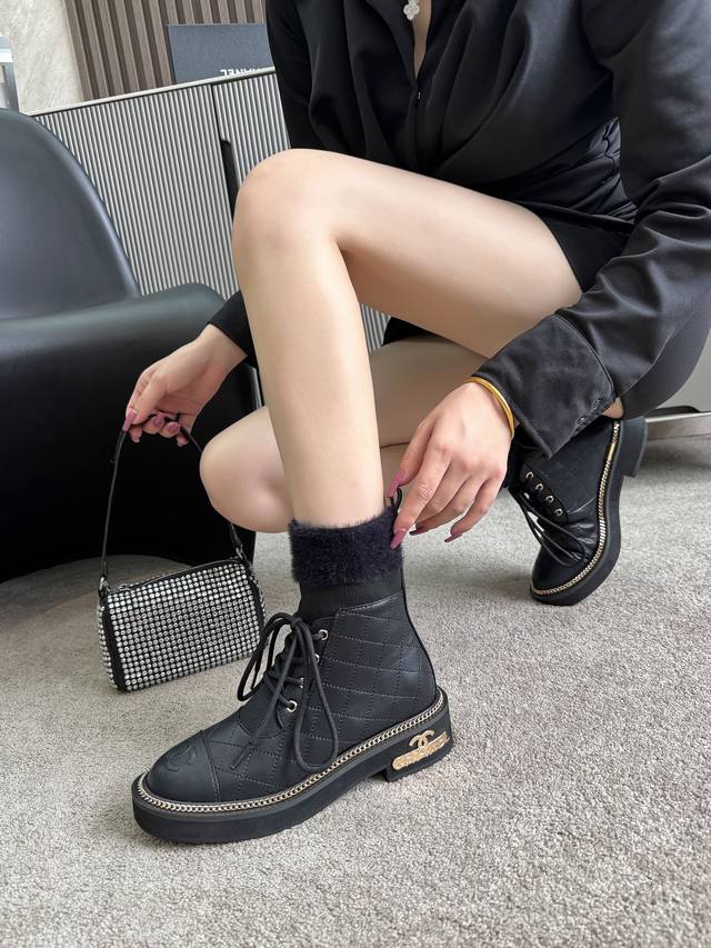 香奈儿秋冬爆款 小红书力推款，时髦精必备，香奈儿女士钟爱简约又难以抗拒系，金色五金扣加链条，搭配展现与众不同的穿搭风格、原版开模发泡大底，面料采用意大利进口小牛